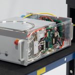 Laserreinigen
Berührungsfreies Reinigen
Gründlich, schnell und materialschonend.

Diese neue und innovative Lasertechnologie revolutioniert den industriellen, aber auch den privaten Sektor: Verunreinigte Maschinen, Motoren, Werkzeuge und Formen, Bauteile, Turbinen u.v.a. werden nun vollständig gereinigt, regeneriert und sind anschließend wieder zu 100% einsatzfähig. Denn mit der gebündelten Kraft unseres Lasers, entfernen wir für Sie mühelos Rost, Farben und Lacke, Öl, Ruß, Beschichtungen, Oxide und viele andere Verunreinigungen von Metall, Holz, Kunststoff, Naturstein oder Beton.

Durch diese neu entwickelte Reinigungstechnik wird die Oberfläche des Grund-materials nicht beschädigt und es entsteht auch keine Kantenverrundung. Der Laser hat eine spezielle Wellenlänge, die nur auf Schmutz jeglicher Art reagiert und diesen gründlich, schnell, kostengünstig und materialschonend abträgt. Mit dieser neuen Technologie reinigen wir für Sie, berührungsfrei gezielt Bereiche, die sonst schwer oder überhaupt nicht zugänglich wären.

Entdecken Sie mit uns eine ganz neue Dimension von Refurbishment…

Technologie Laserreinigen

Bei der Laserreinigung – oder Ablation – wird unerwünschtes Material auf einer festen Oberfläche mit einem Laserstrahl berührungsfrei entfernt. Das unerwünschte Material absorbiert die Energie des Laserstrahls und wird dabei so schnell erhitzt das jeglicher Schmutz einfach rückstandsfrei verdampft.

Da das Grundmaterial darunter keine Energie absorbiert, wird dieses nicht beschädigt. Durch feinjustieren der Impulsleistung, der Abtastgeschwindigkeit und des Reinigungsmusters kann die Materialmenge, die durch einen einzelnen Laserimpuls entfernt wird, mit äußerster Präzision gesteuert werden.

Ob klassische Entrostung von Metalloberflächen, Entfernen von KTL-Beschichtungen, Reinigung von Werkzeug- und Kunststoffspritzformen, Restaurierung von Motoren-, Oldtimer- und KFZ-Teilen oder die Reinigung von Windkraftturbinen –