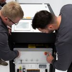 Laserreinigen
Berührungsfreies Reinigen
Gründlich, schnell und materialschonend.

Diese neue und innovative Lasertechnologie revolutioniert den industriellen, aber auch den privaten Sektor: Verunreinigte Maschinen, Motoren, Werkzeuge und Formen, Bauteile, Turbinen u.v.a. werden nun vollständig gereinigt, regeneriert und sind anschließend wieder zu 100% einsatzfähig. Denn mit der gebündelten Kraft unseres Lasers, entfernen wir für Sie mühelos Rost, Farben und Lacke, Öl, Ruß, Beschichtungen, Oxide und viele andere Verunreinigungen von Metall, Holz, Kunststoff, Naturstein oder Beton.

Durch diese neu entwickelte Reinigungstechnik wird die Oberfläche des Grund-materials nicht beschädigt und es entsteht auch keine Kantenverrundung. Der Laser hat eine spezielle Wellenlänge, die nur auf Schmutz jeglicher Art reagiert und diesen gründlich, schnell, kostengünstig und materialschonend abträgt. Mit dieser neuen Technologie reinigen wir für Sie, berührungsfrei gezielt Bereiche, die sonst schwer oder überhaupt nicht zugänglich wären.

Entdecken Sie mit uns eine ganz neue Dimension von Refurbishment…

Technologie Laserreinigen

Bei der Laserreinigung – oder Ablation – wird unerwünschtes Material auf einer festen Oberfläche mit einem Laserstrahl berührungsfrei entfernt. Das unerwünschte Material absorbiert die Energie des Laserstrahls und wird dabei so schnell erhitzt das jeglicher Schmutz einfach rückstandsfrei verdampft.

Da das Grundmaterial darunter keine Energie absorbiert, wird dieses nicht beschädigt. Durch feinjustieren der Impulsleistung, der Abtastgeschwindigkeit und des Reinigungsmusters kann die Materialmenge, die durch einen einzelnen Laserimpuls entfernt wird, mit äußerster Präzision gesteuert werden.

Ob klassische Entrostung von Metalloberflächen, Entfernen von KTL-Beschichtungen, Reinigung von Werkzeug- und Kunststoffspritzformen, Restaurierung von Motoren-, Oldtimer- und KFZ-Teilen oder die Reinigung von Windkraftturbinen –